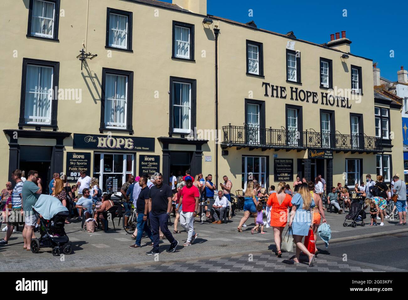 Southend on Sea, Essex, Royaume-Uni. 31 mai 2021. Le temps chaud et ensoleillé a attiré les gens vers la ville balnéaire lors du lundi des fêtes de banque. Les entreprises du front de mer sont occupées par des clients sur le trottoir devant le pub de bord de mer de l'hôtel Hope et par des personnes qui marchent Banque D'Images