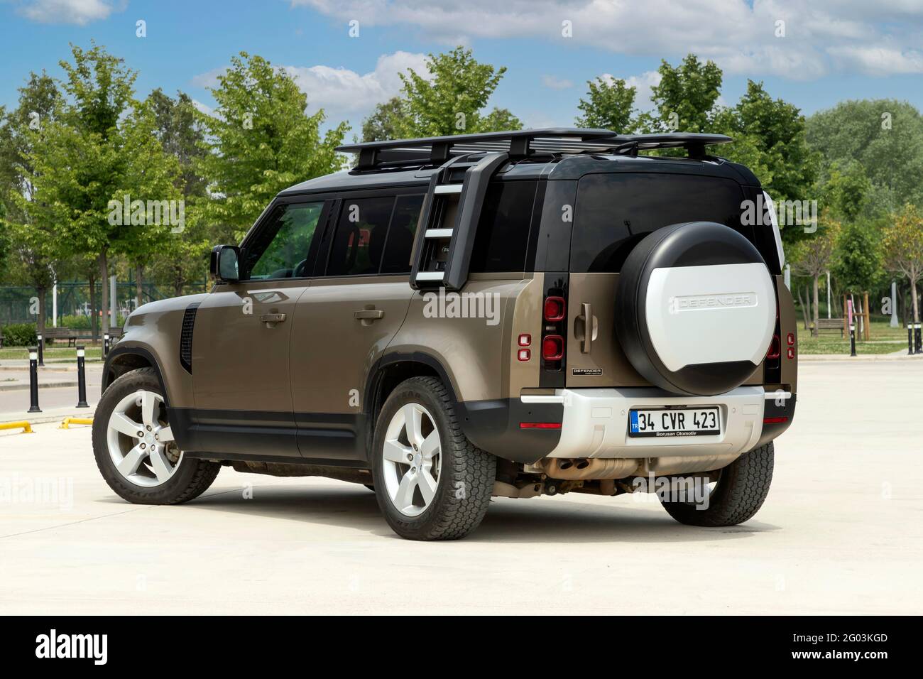 Land Rover Defender est un vus tout-terrain à quatre roues motrices de la société automobile britannique Jaguar Land Rover. Banque D'Images