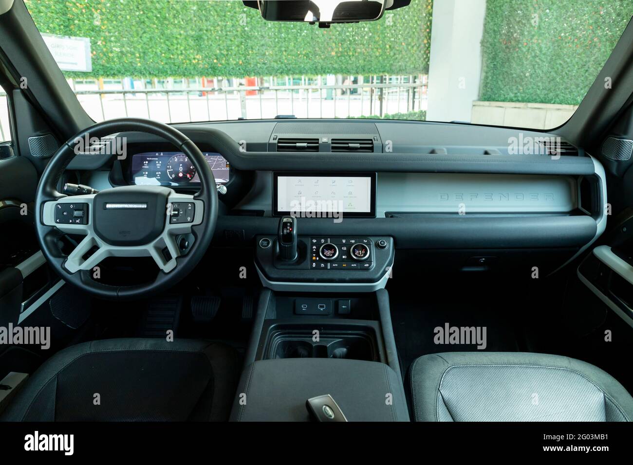 Land Rover Defender est un vus tout-terrain à quatre roues motrices de la  société automobile britannique Jaguar Land Rover. Son intérieur est luxueux  Photo Stock - Alamy