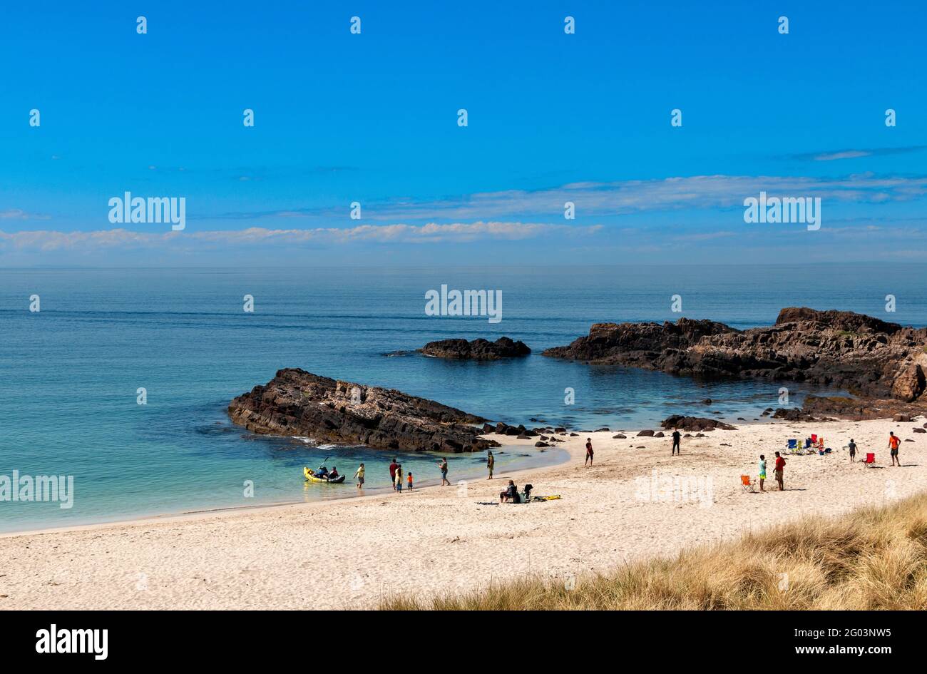 CLACHTOLL BEACH LOCHINVER SUTHERLAND SCOTLAND SANDY BEACH LES GENS ET LIMPID EAU CLAIRE AU DÉBUT DE L'ÉTÉ Banque D'Images