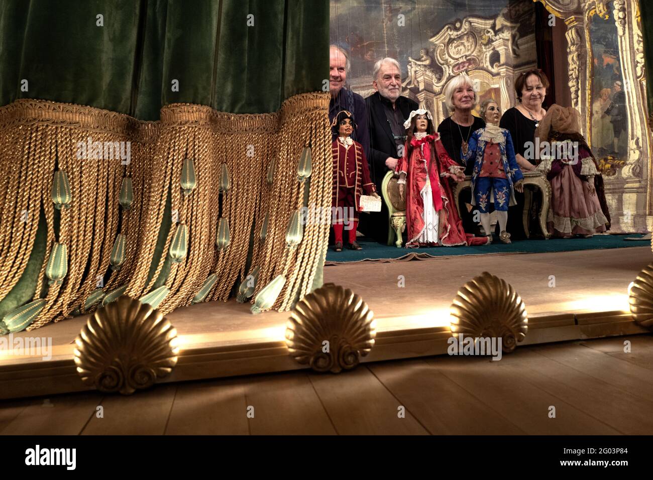 Marionnettistes et acteurs de la société Carlo Colla, derrière le rideau à la fin du spectacle au théâtre historique de Gerolamo, à Milan. Banque D'Images