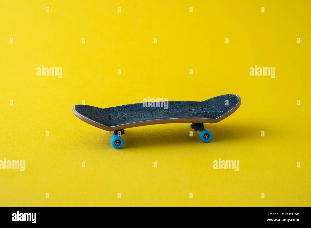 Mini-skateboard sur fond jaune Banque D'Images