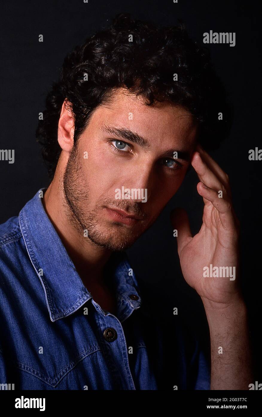 Rome, Italie. 31 mai 2021. L'acteur italien Raoul Bova, photographié en studio à l'âge de 22 ans. Rome (Italie), année 1993. Ce sera le nouveau Don Matteo à la place de l'acteur Terence Hill dans la série télévisée italienne.31 mai 2021 crédit: dpa/Alay Live News Banque D'Images