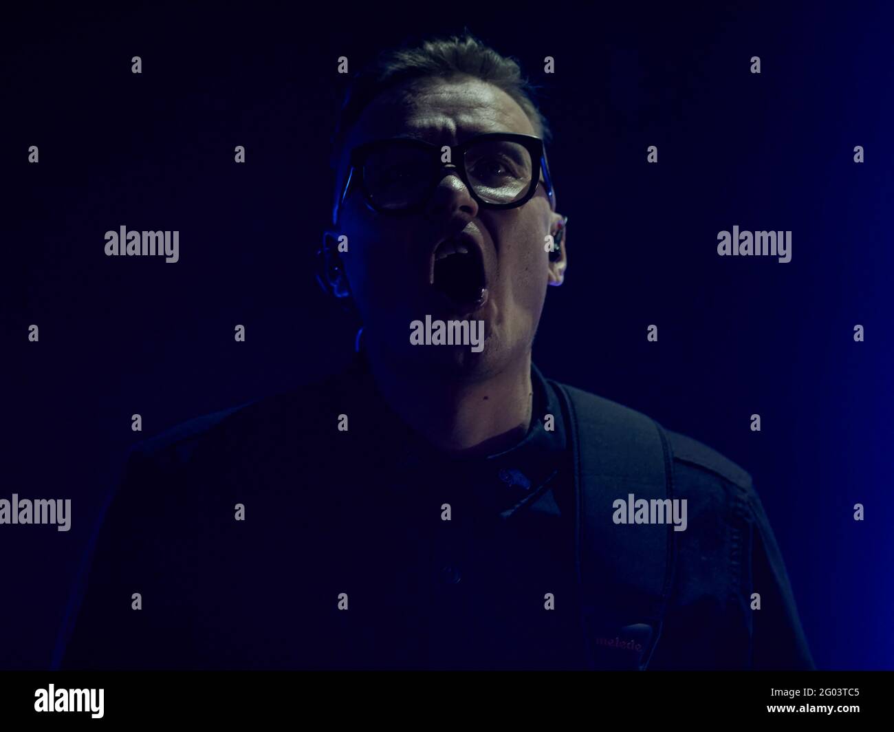 ID chante en lumière bleue lors d'un programme de concert du nouvel album.Russian rock group 'Slot' exécuté avec un programme de concert du nouvel album 'Survival instinct' dans le club de Moscou '1930 Moscow'. Banque D'Images