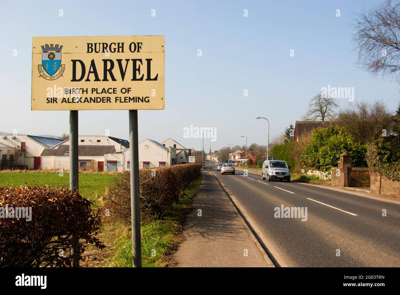 Le panneau sur la route principale A71 qui informe les automobilistes que Darvel dans l'East Ayrshire est le lieu de naissance de Sir Alexander Fleming. Banque D'Images
