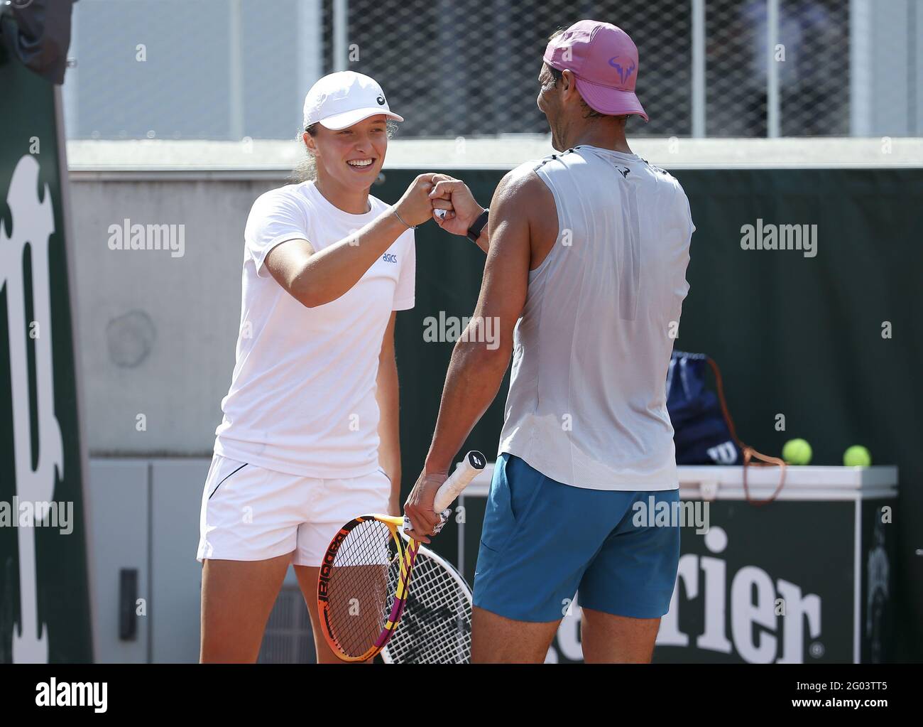 Les gagnants de l'Open de France 2020 IGA Swiatek de Pologne et Rafael  Nadal d'Espagne pratiquent ensemble 20 minutes sur le court 5 avant l'Open  de France 2021, un tournoi de tennis