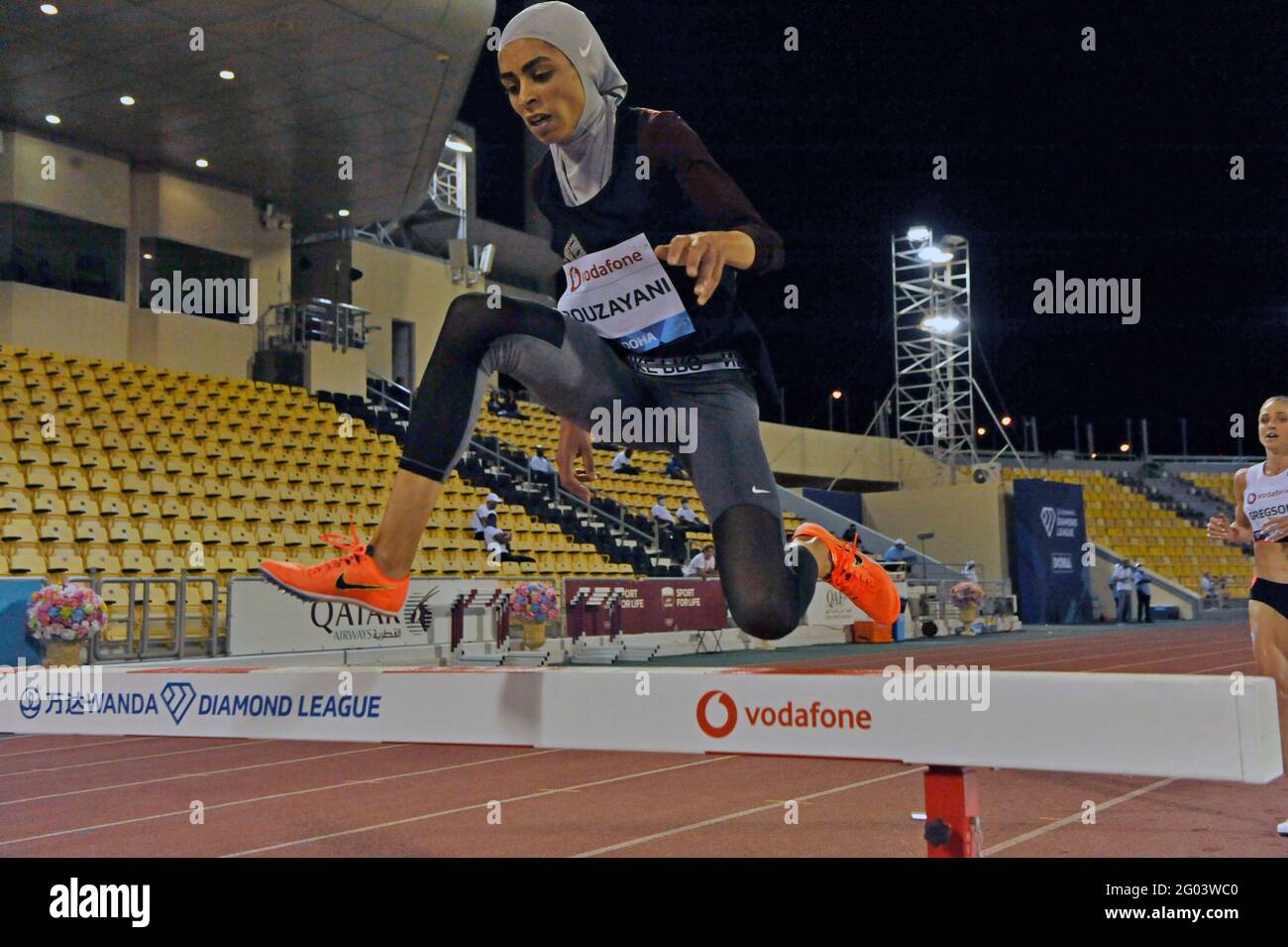 Marwa Bouzayani (TUN) est en concurrence avec la steeplechase des femmes portant un hijab Foulard à voile lors de la réunion de la Ligue mondiale des diamants Athlétiques de Doha À Suhaim Bin Banque D'Images