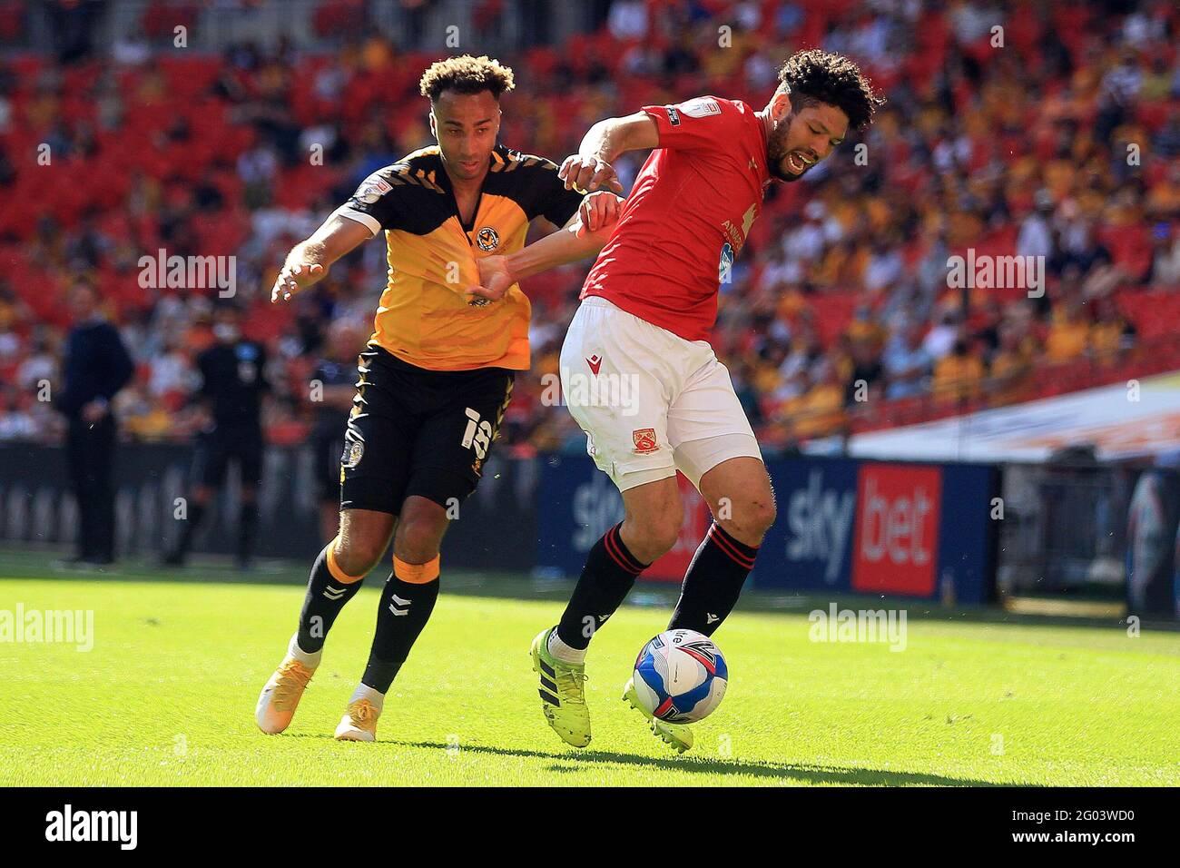 Londres, Royaume-Uni. 31 mai 2021. Nathaniel Knight-Percival de Morecambe (R) détient Nicky Maynard du comté de Newport (L). EFL Skybet League 2 play off final match, Morecambe v Newport County au stade Wembley à Londres le lundi 31 mai 2021. Cette image ne peut être utilisée qu'à des fins éditoriales. Utilisation éditoriale uniquement, licence requise pour une utilisation commerciale. Aucune utilisation dans les Paris, les jeux ou les publications d'un seul club/ligue/joueur. photo par Steffan Bowen/Andrew Orchard sports photographie/Alay Live news crédit: Andrew Orchard sports photographie/Alay Live News Banque D'Images