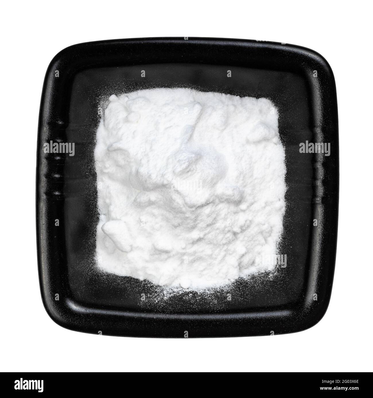 vue de dessus du bicarbonate de sodium dans un bol noir isolé sur arrière-plan blanc Banque D'Images