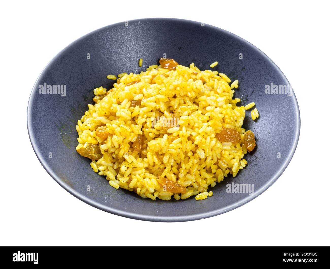 bouillie de riz jaune sucré cuit avec du curcuma et des raisins secs de riz étuvé isolé sur fond blanc Banque D'Images