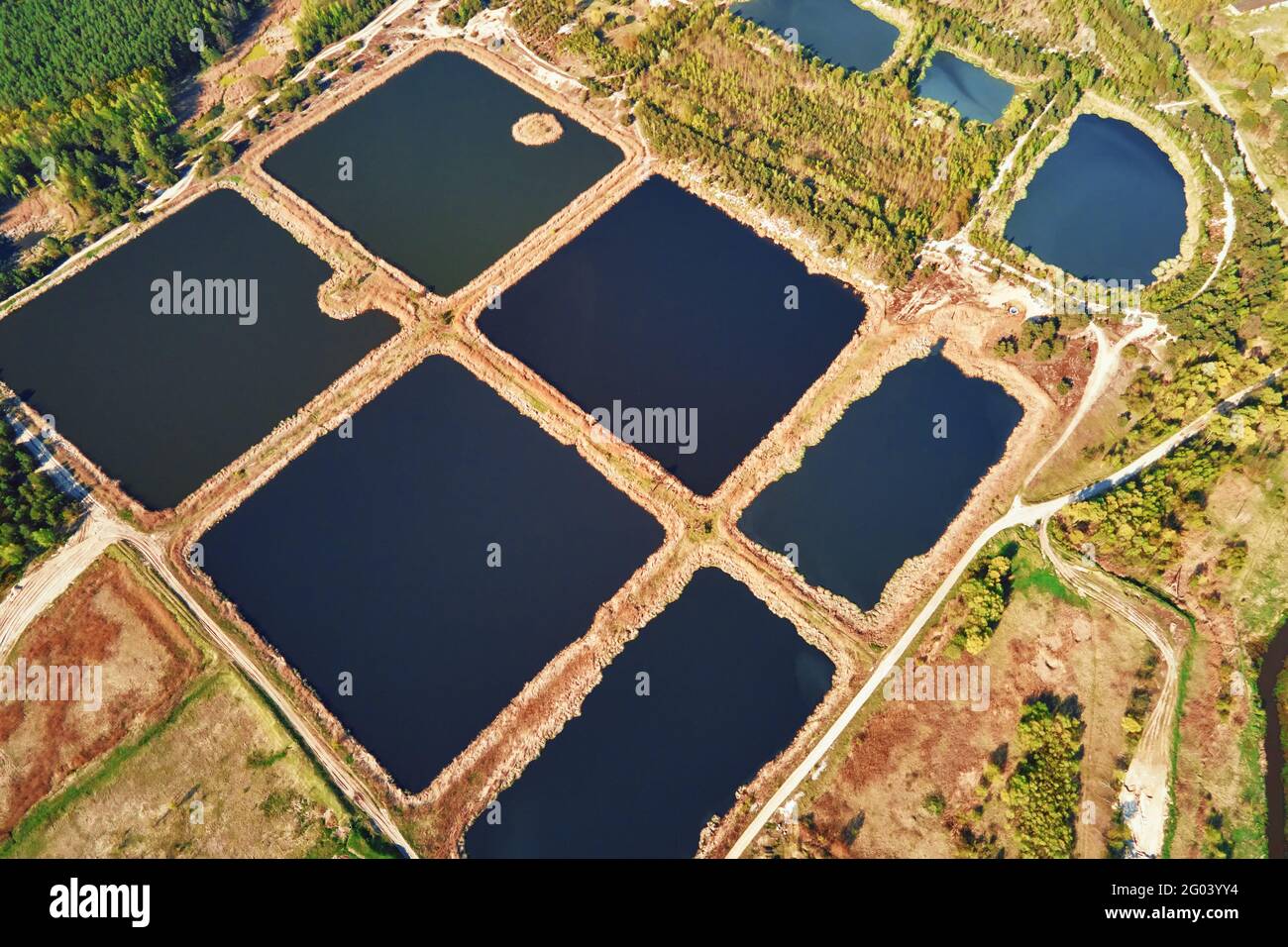 Vue aérienne des étangs pour recueillir les eaux pluviales. Bassins de rétention d'eau de pluie, vue plongeante. Piscines artificielles pour système d'irrigation Banque D'Images