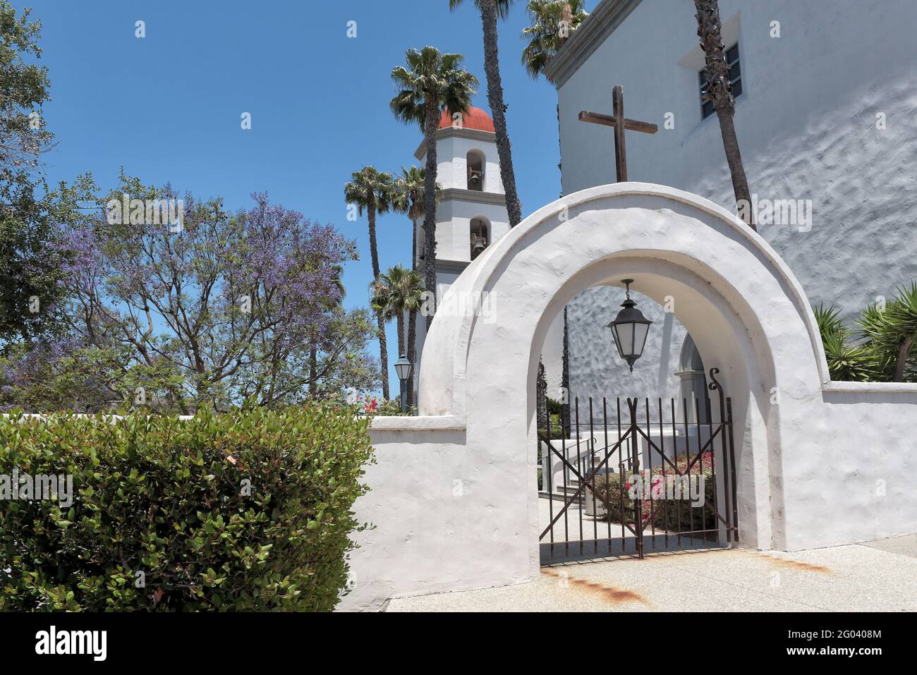 SAN JUAN CAPISTRANO, CALIFORNIE - 27 MAI 2021 : arche, porte et croix à la basilique de la Mission. L'église paroissiale est située juste au nord-ouest de Mission sa Banque D'Images