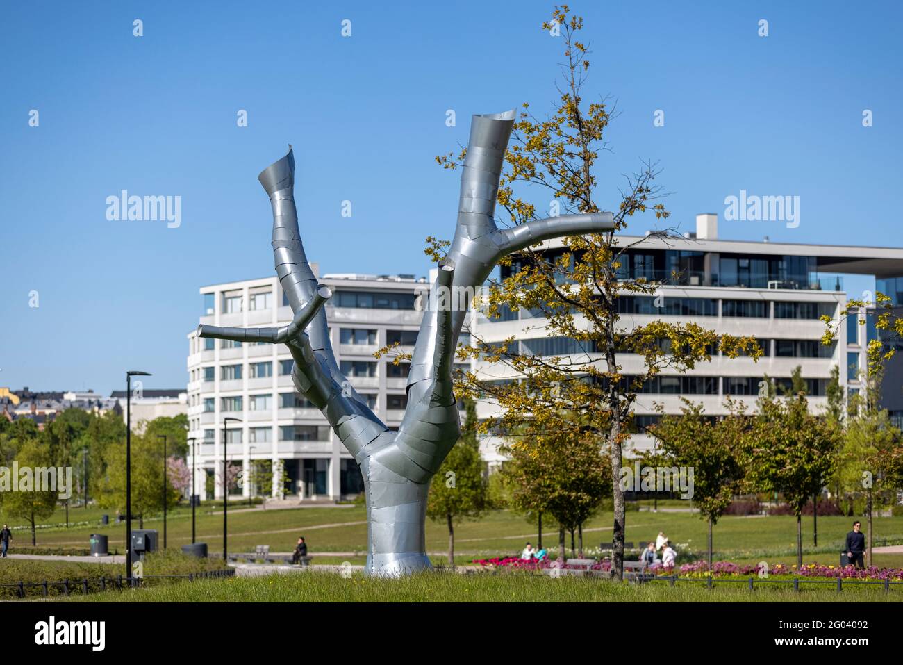 Statue d'armure en forme de tronc d'arbre dans le centre-ville d'Helsinki Banque D'Images