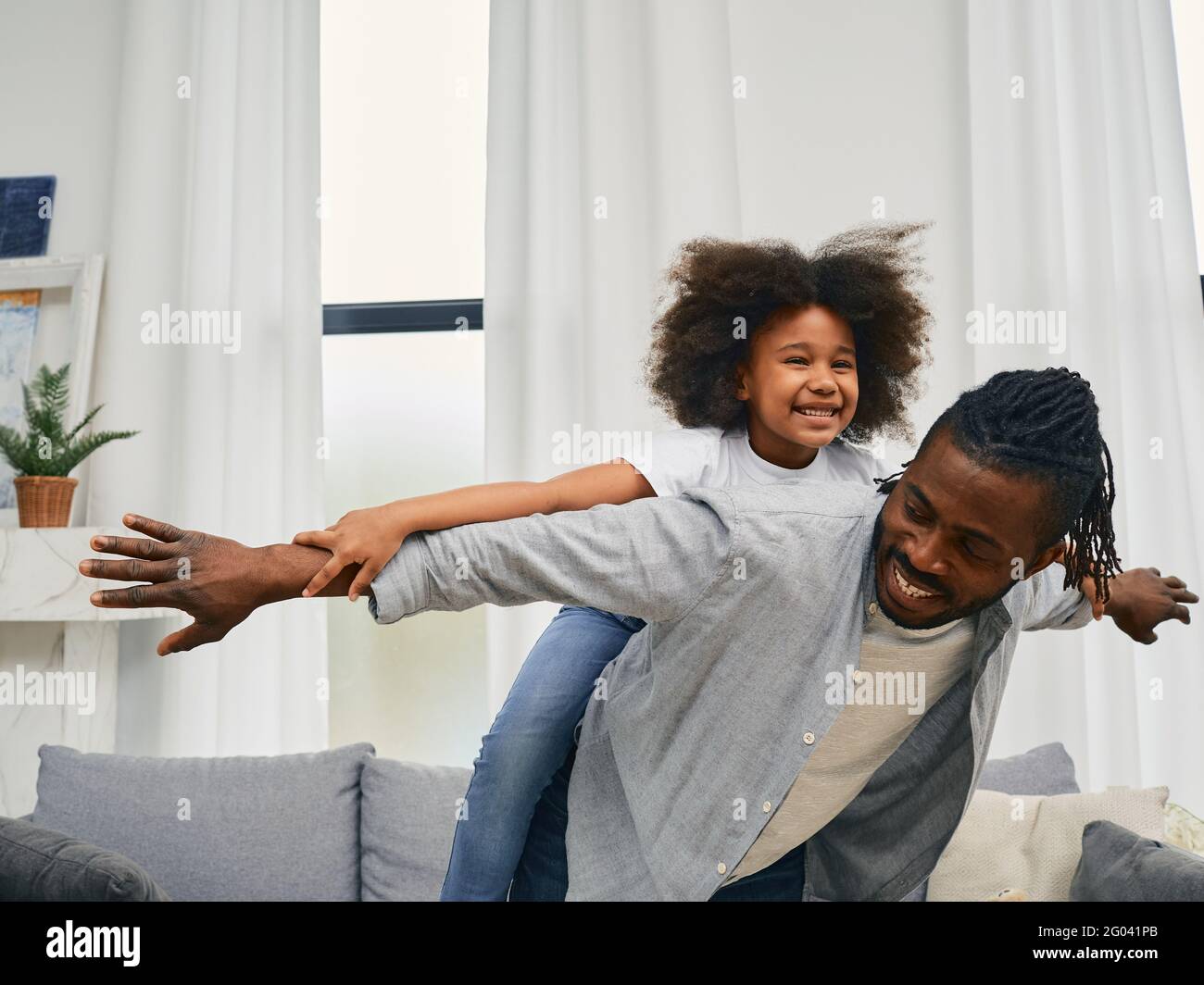 Fête des pères. Bonne fille aime une promenade en pigeyback avec son père Banque D'Images