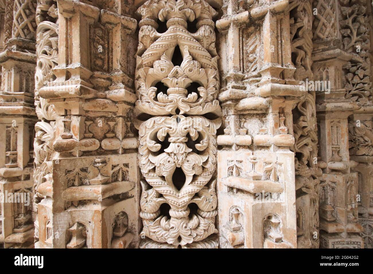 Partie d'une colonne en pierre sculptée dans le monastère de Batalha (Portugal) Banque D'Images