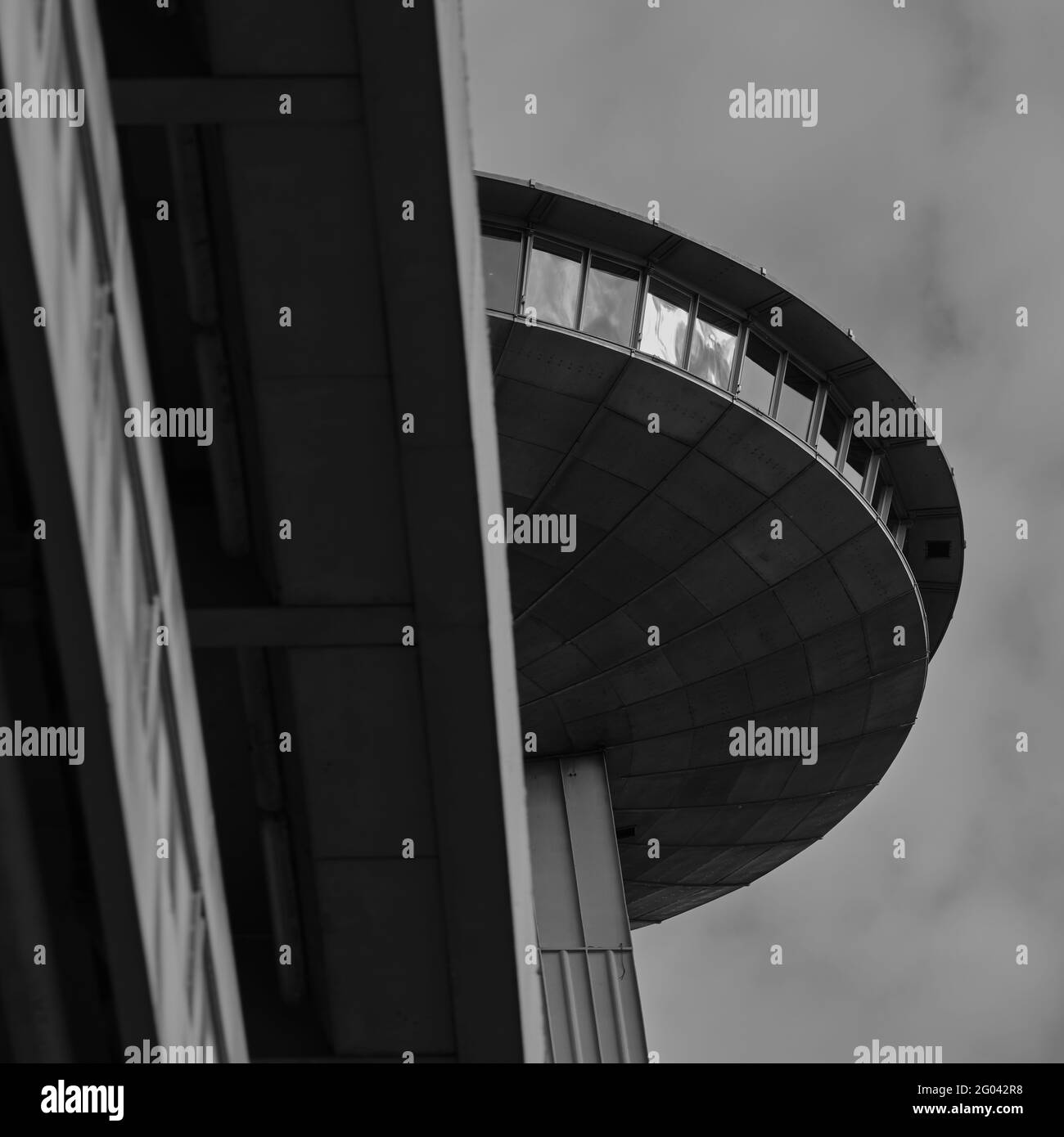 Vue en noir et blanc à angle bas du pont d'observation du pont UFO à Bratislava, Slovaquie. Banque D'Images