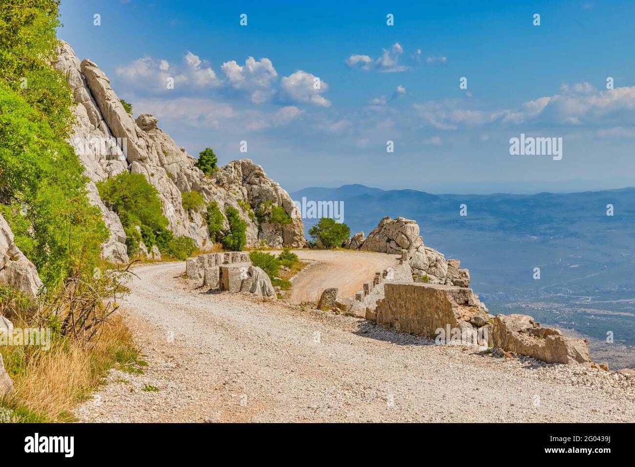 Velebit Mountain Wild Road scène en été Banque D'Images