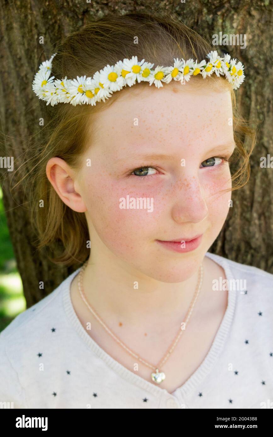 Jeune fille de onze ans avec une guirlande sur sa tête en forme de couronne. ROYAUME-UNI. (123) Banque D'Images