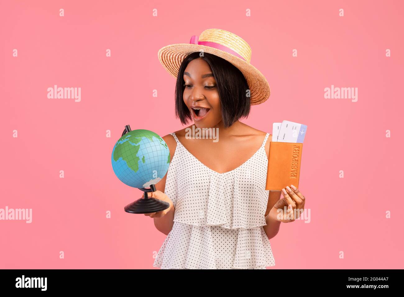 Bonne femme noire, avec globe, passeport et billets d'avion, voyage dans le monde entier, voyage à l'étranger en été Banque D'Images
