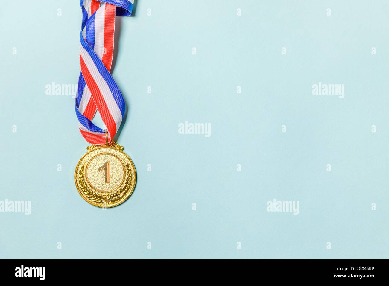 Tout simplement plat de la mise en forme gagnant ou champion de la médaille d'or isolé sur fond bleu coloré. Victoire première place de la compétition. Gagner ou succer Banque D'Images