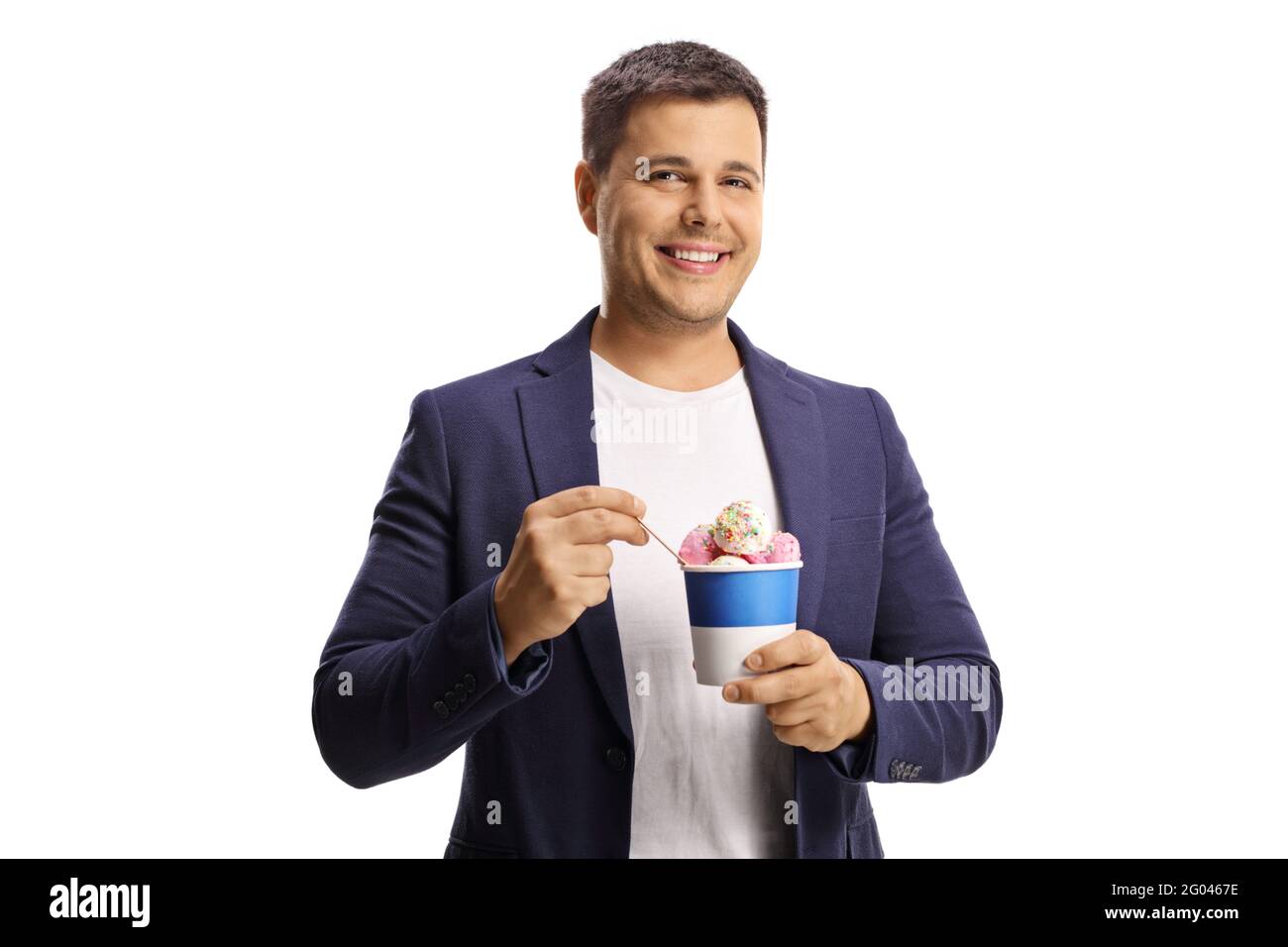 Jeune homme mangeant de la crème glacée dans une tasse de papier et sourire à l'appareil photo isolé sur fond blanc Banque D'Images