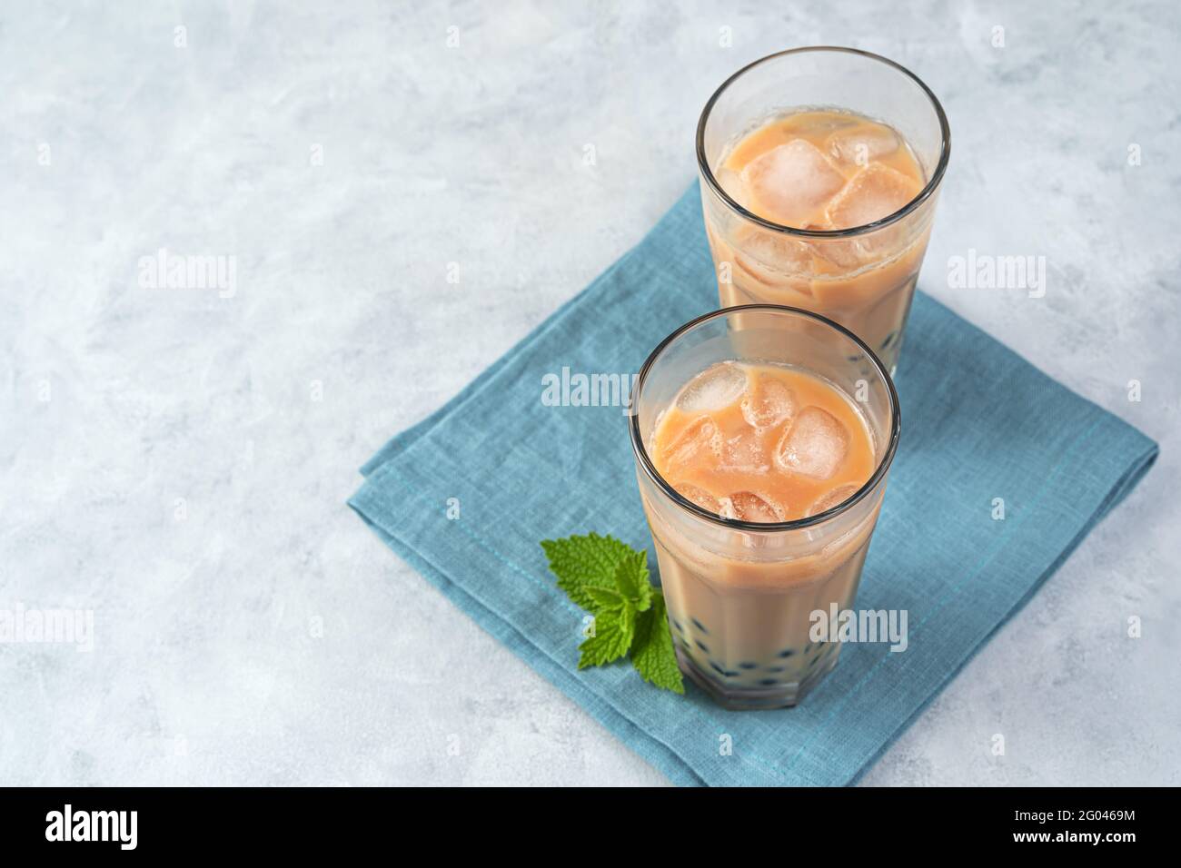 Thé moussant au lait avec perles de tapioca sur fond gris. Vue horizontale, espace de copie. Banque D'Images