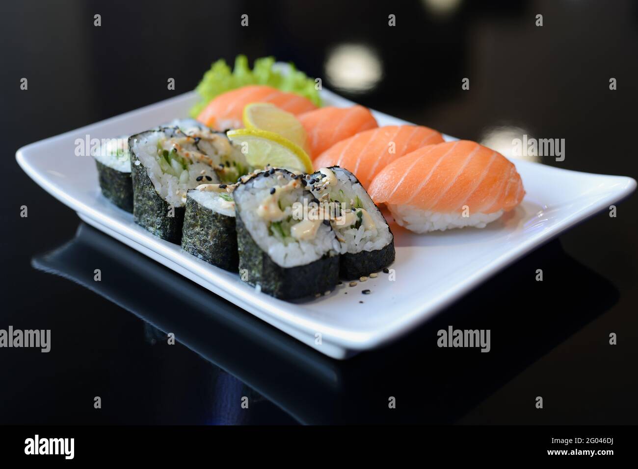 Petits pains à sushis sur un plat blanc. Cuisine japonaise. Banque D'Images