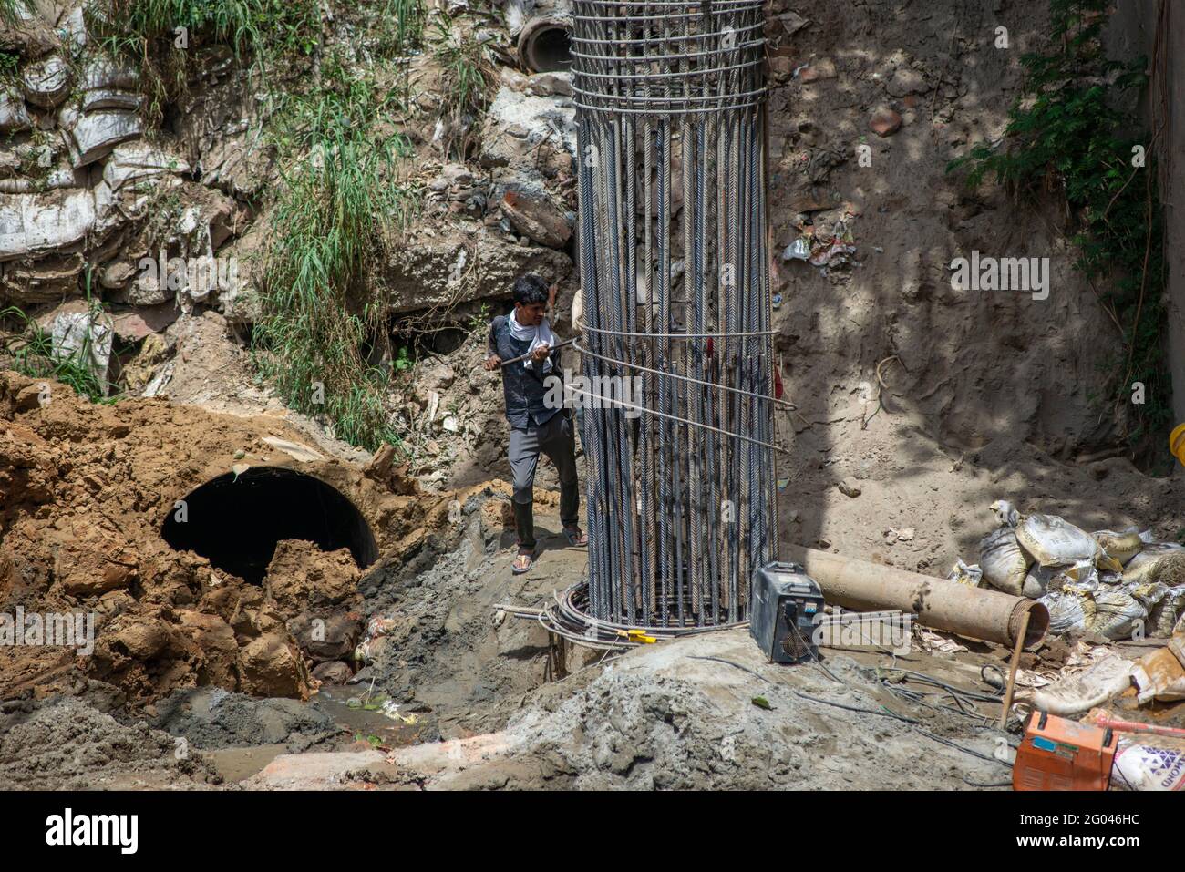 New Delhi, Inde. 31 mai 2021. Un travailleur de la construction travaille sur un chantier de construction de ponts à Mayur Vihar pendant le processus de déverrouillage, alors que les activités de construction et les usines reprennent dans le confinement en cours de Covid-19 par ordre du gouvernement de Delhi. Aujourd'hui, le National Statistics Office (NSO) a publié les données provisoires sur le produit intérieur brut (PIB) pour l'exercice 2020-21 l'Inde a signalé une contraction de 7.3 % de son PIB pour l'exercice 21, crédit: SOPA Images Limited/Alay Live News Banque D'Images