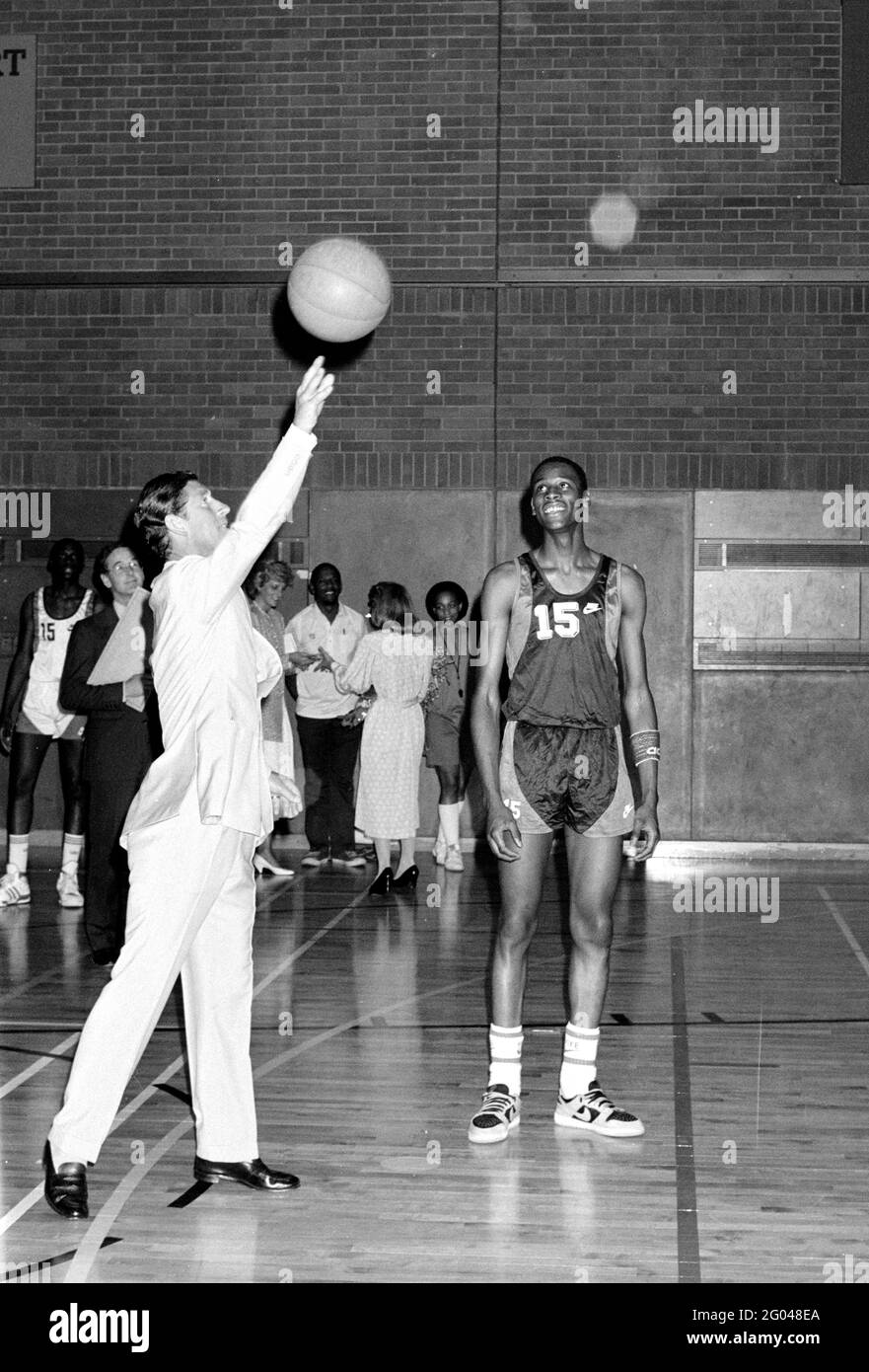 8.7.1987 Prince Charles & Princess of Wales dans le centre sportif de Brixton, sud de Londres Banque D'Images