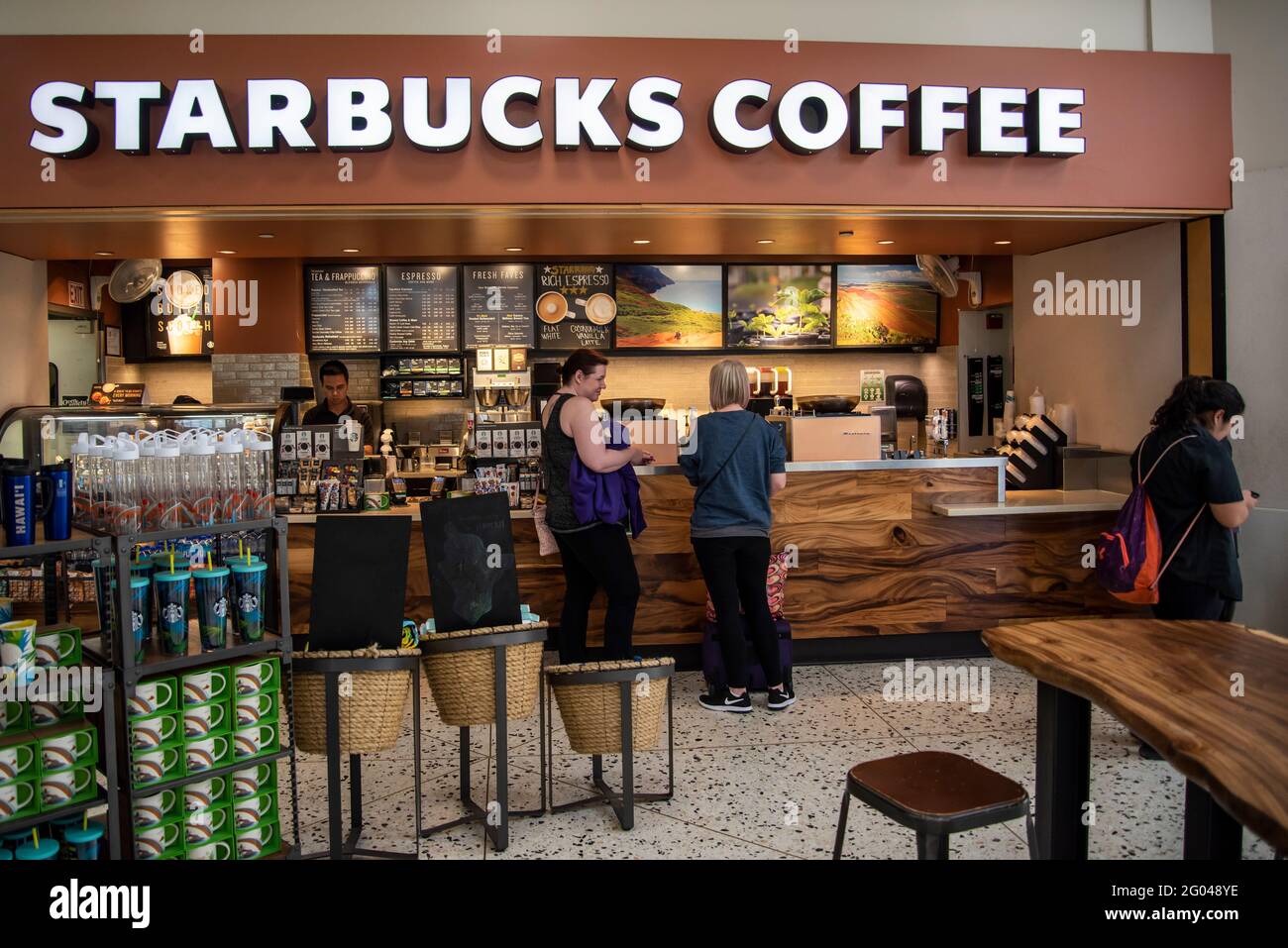 Honolulu, Hawaï. Aéroport international Daniel K. Inouye. Les clients attendent leur commande de café chez Starbucks à l'aéroport. Banque D'Images