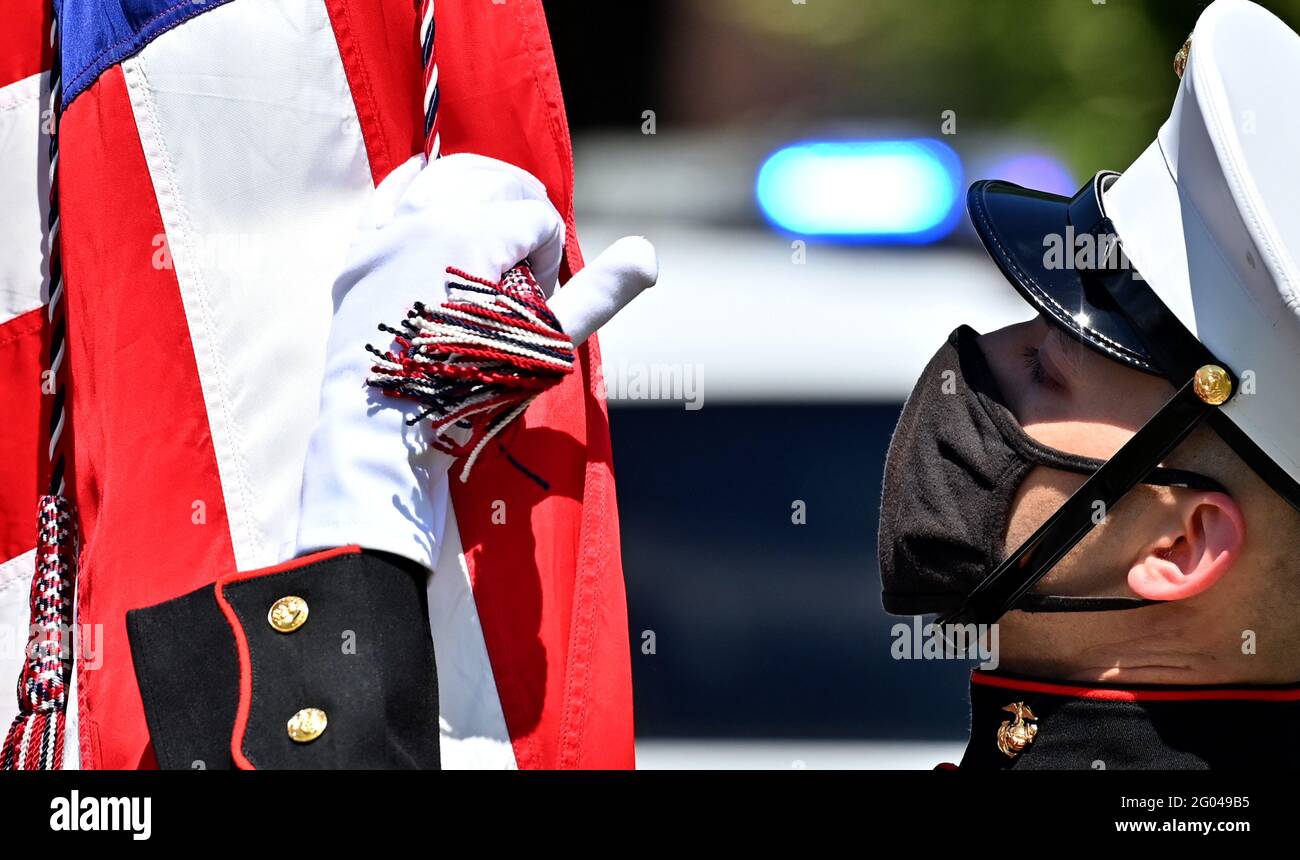 Forty fort, États-Unis. 31 mai 2021. Le membre de la garde d'honneur de la Marine tient le drapeau américain lors d'un défilé du jour du souvenir. UN défilé a lieu de Kingston Pa au cimetière du Forty fort à Forty fort, en Pennsylvanie, pour se souvenir de ceux qui ont passé dans le service militaire. Le Memorial Day a eu lieu après un an de congé en raison de la pandémie de Covid-19. Une cérémonie commémorative a eu lieu au cimetière par la suite. Crédit : SOPA Images Limited/Alamy Live News Banque D'Images