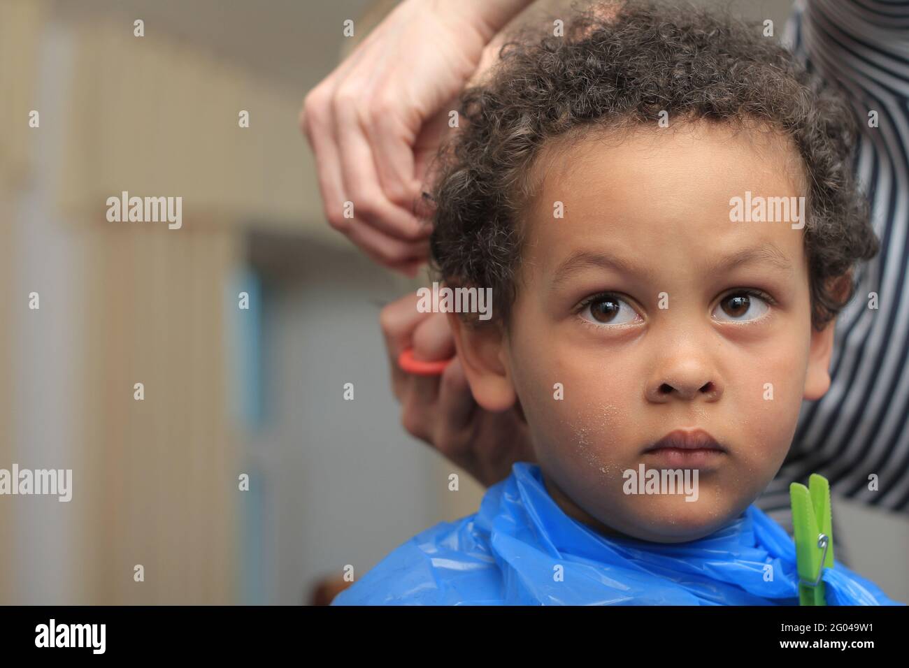 garçon obtenant sa coupe de cheveux dans un salon de coiffure photo de stock Banque D'Images