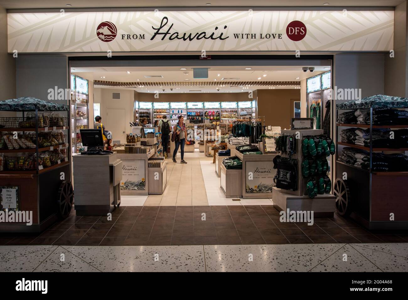 Honolulu, Hawaï. Aéroport international Daniel K. Inouye. Les voyageurs magasinent dans un magasin hors taxes situé dans le hall de l'aéroport. Banque D'Images