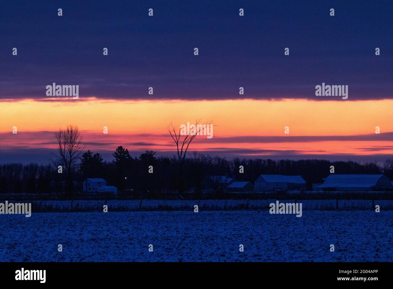 Lever de soleil coloré dans la campagne en hiver Banque D'Images
