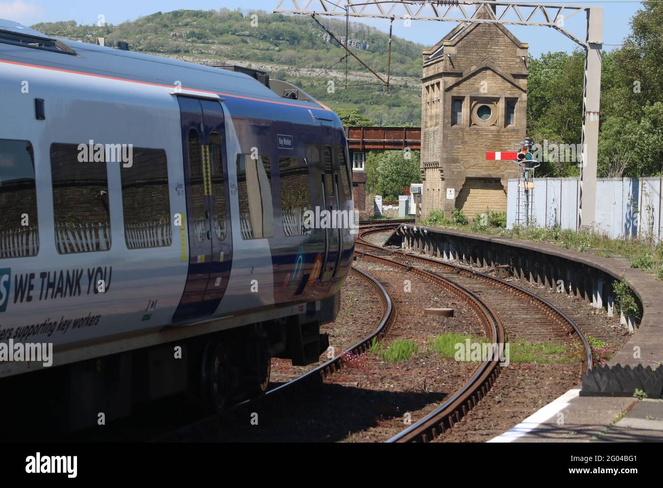 Classe 195 CAF civilité dmu, unité numéro 195 111 nommée Key Worker, départ de la gare de Carnforth, plate-forme 2, le lundi 31 mai 2021. Banque D'Images