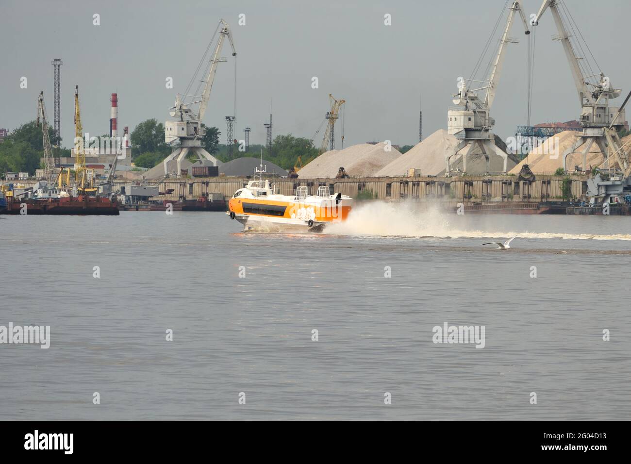 Usine d'extraction de sable de rivière. Équipement spécial et grues à bâbord pour l'extraction du sable. Banque D'Images