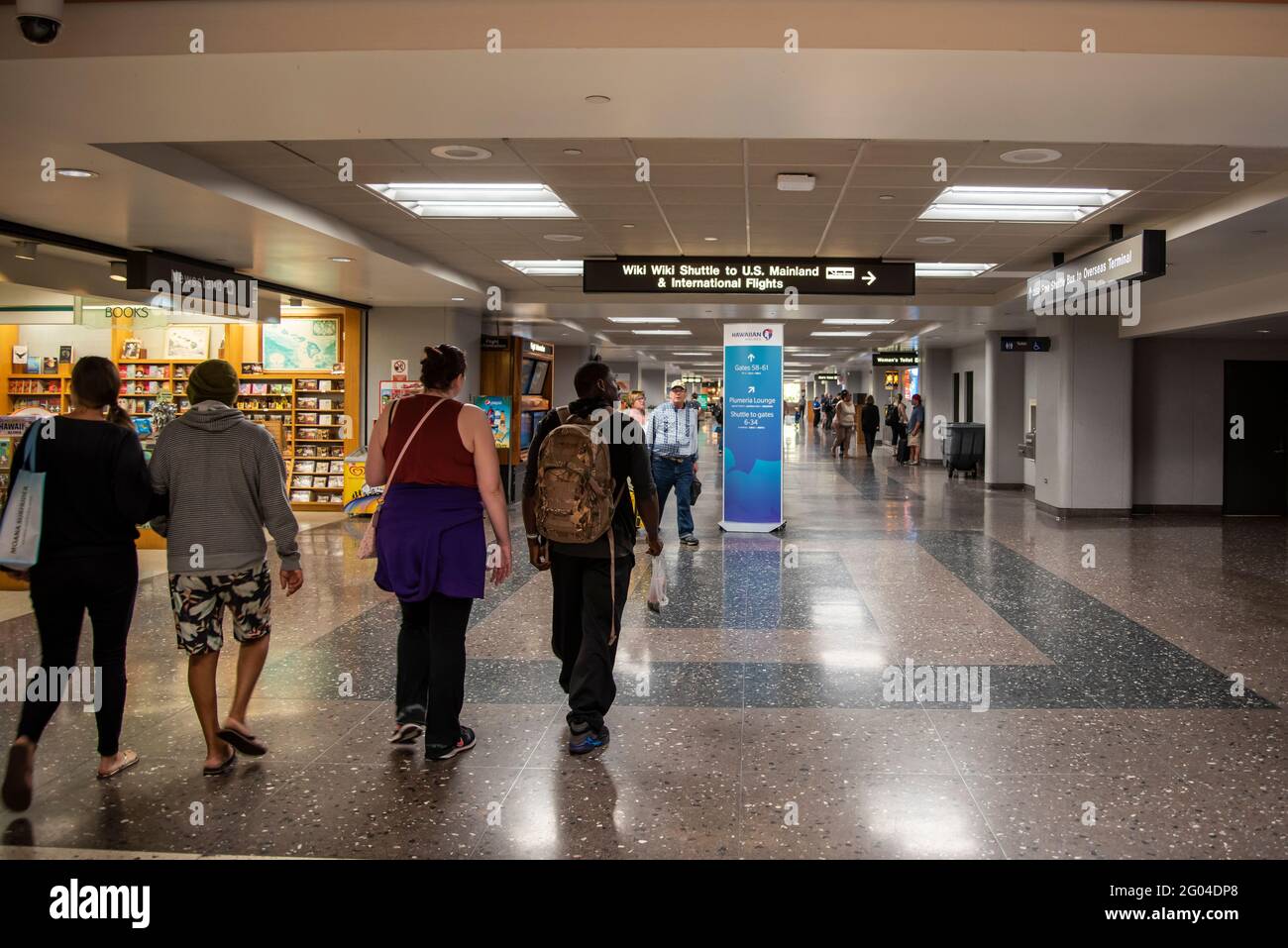 Honolulu, Hawaï. Aéroport international Daniel K. Inouye. Les voyageurs qui traversent le hall de l'aéroport. Banque D'Images