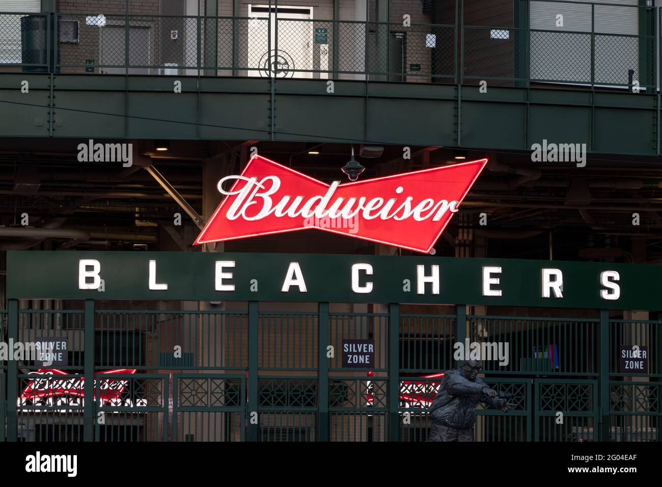 Chicago - Circa Mai 2021: Budweiser bleachers zone de sièges de Wrigley Field, stade des Chicago Cubs. Banque D'Images