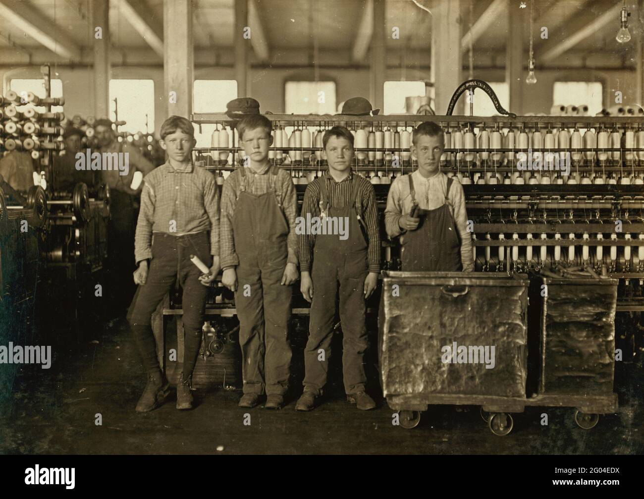 Travail des enfants : quatre jeunes garçons travaillant comme dobas dans une usine de coton de Caroline du Nord Banque D'Images