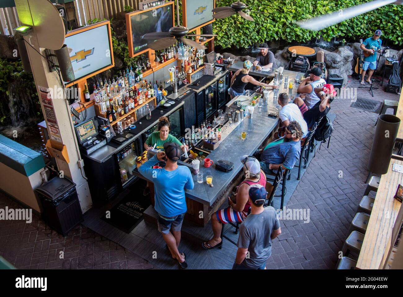 Lahaina, Maui, Hawaï. Ambiance de bar animée avec des gens qui apprécient leur temps dans un pub local. Banque D'Images