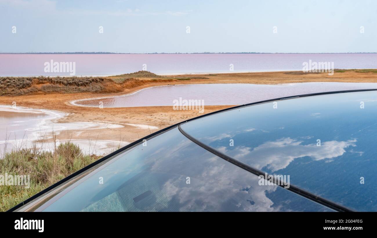 Lac rose de sel, sel de mer de paysage, créé à partir d'algues microscopiques unicellulaires sécrète des minéraux de betacaratin cultivés par les bactéries pendant la journée Banque D'Images