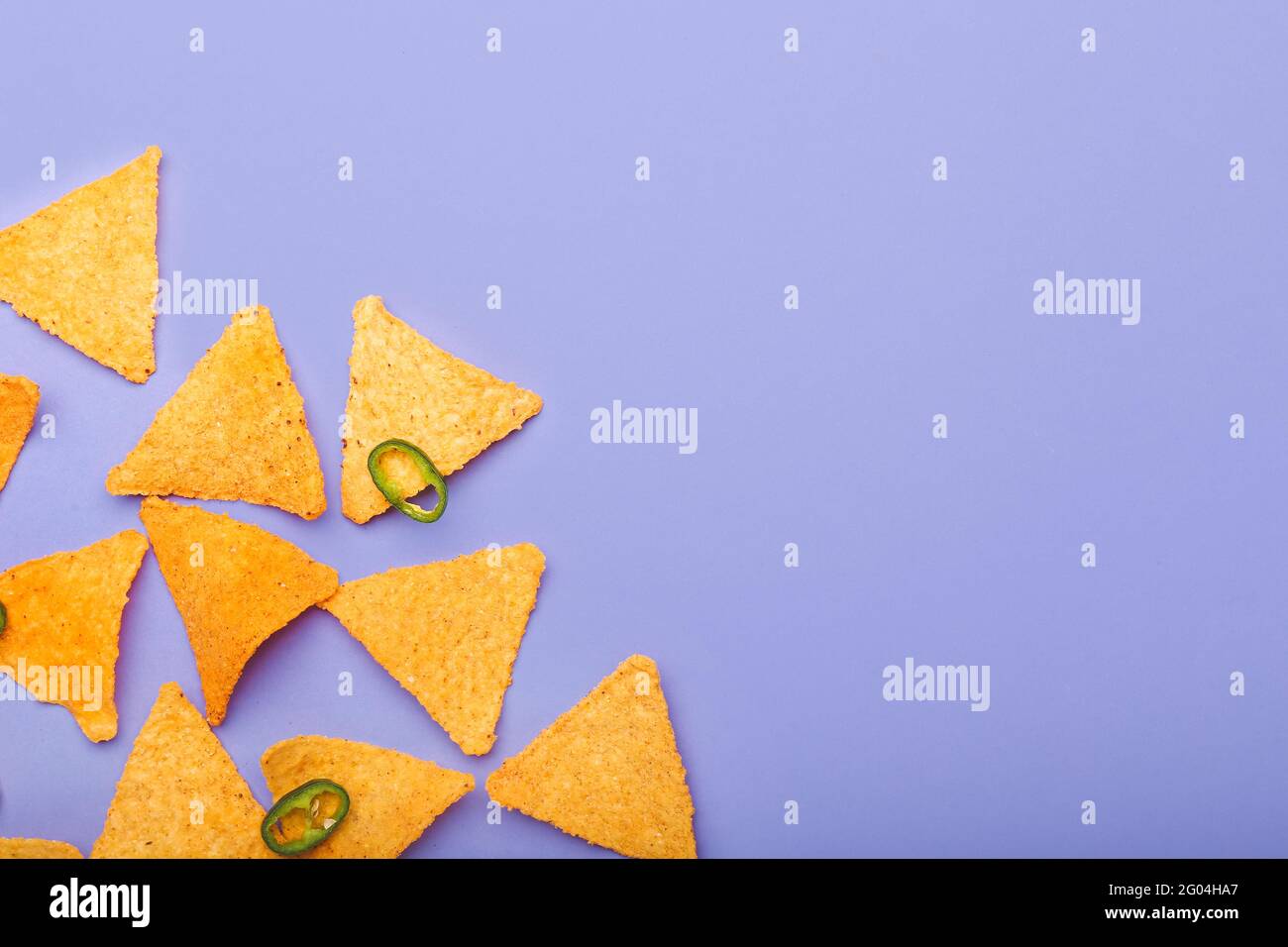 Nachos savoureux au piment sur fond de couleur Banque D'Images