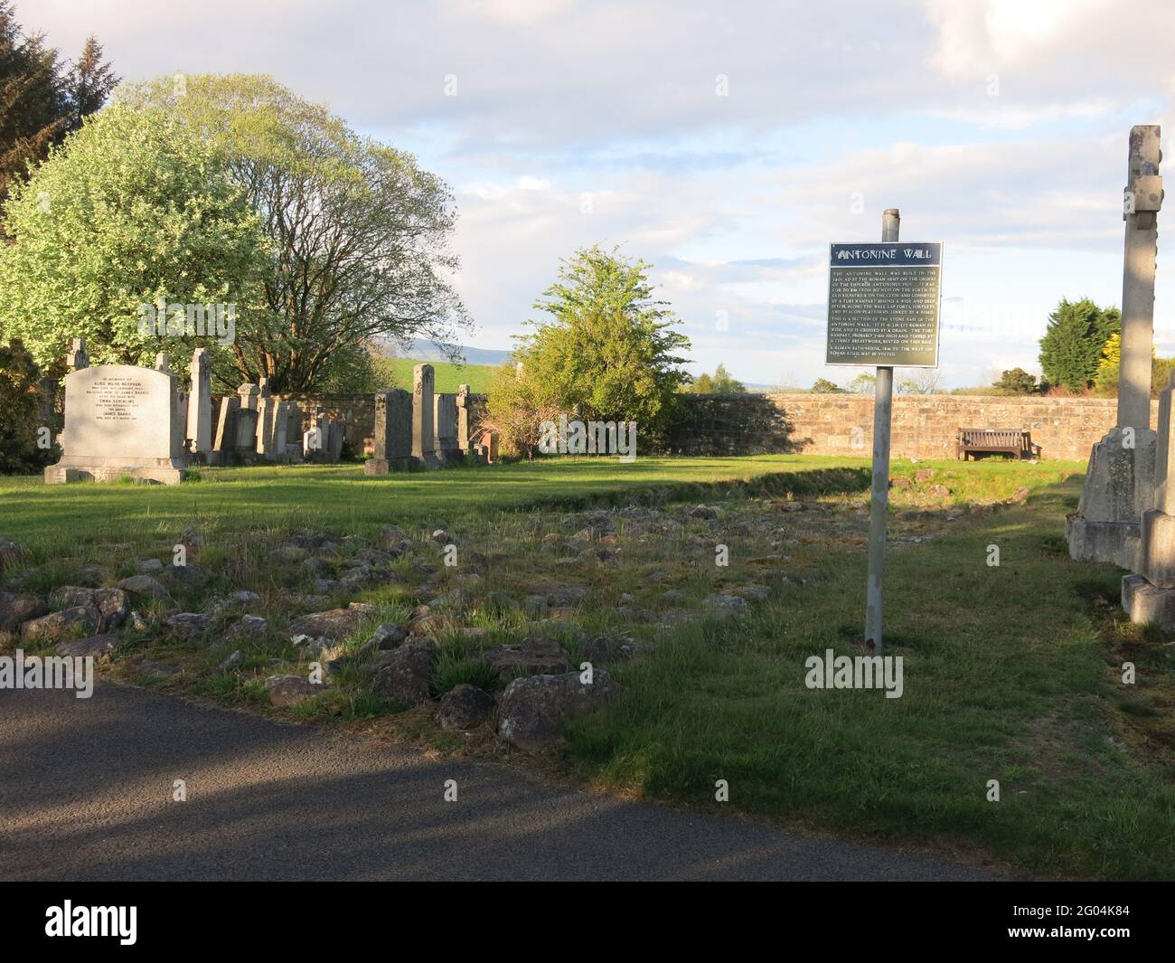 Preuve de l'occupation romaine de l'Écosse: La base en pierre du mur Antonine est conservée dans les terres du cimetière de New Kilpatrick. Banque D'Images