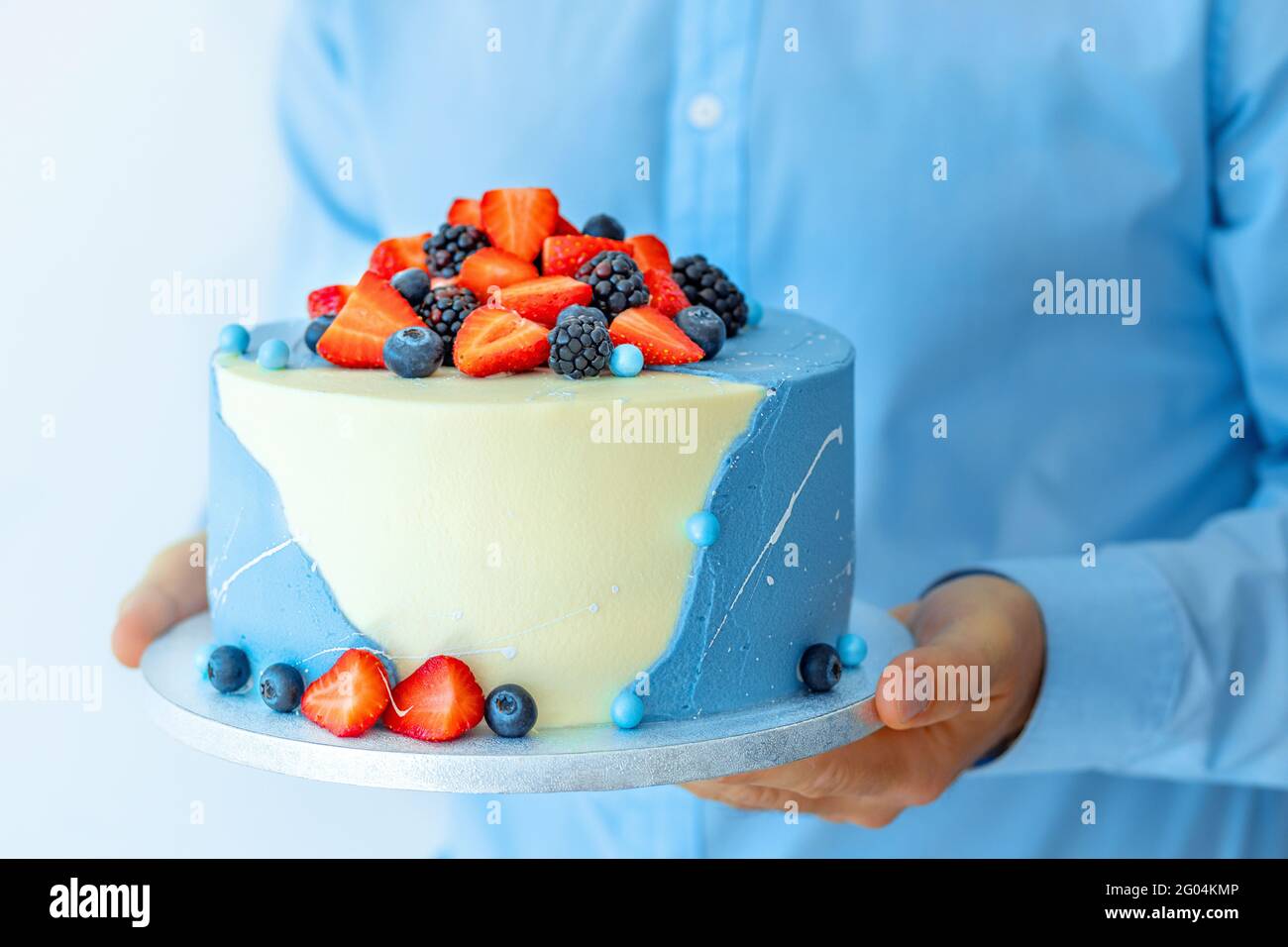 Une Feuille De Patisserie D Homme Tenant Un Beau Grand Gateau Avec Des Baies Dans Ses Mains Cuisinier Cuisinier Cuisinier Cuisinier Ou Boulanger Masculin Maquette Copie Concept De Nourriture D Espace Photo Stock Une Feuille De Patisserie D Homme Tenant Un Beau Grand Gateau Avec Des Baies Dans Ses Mains Cuisinier Cuisinier Cuisinier Cuisinier Ou Boulanger Masculin Maquette Copie Concept De Nourriture D Espace Photo Stock