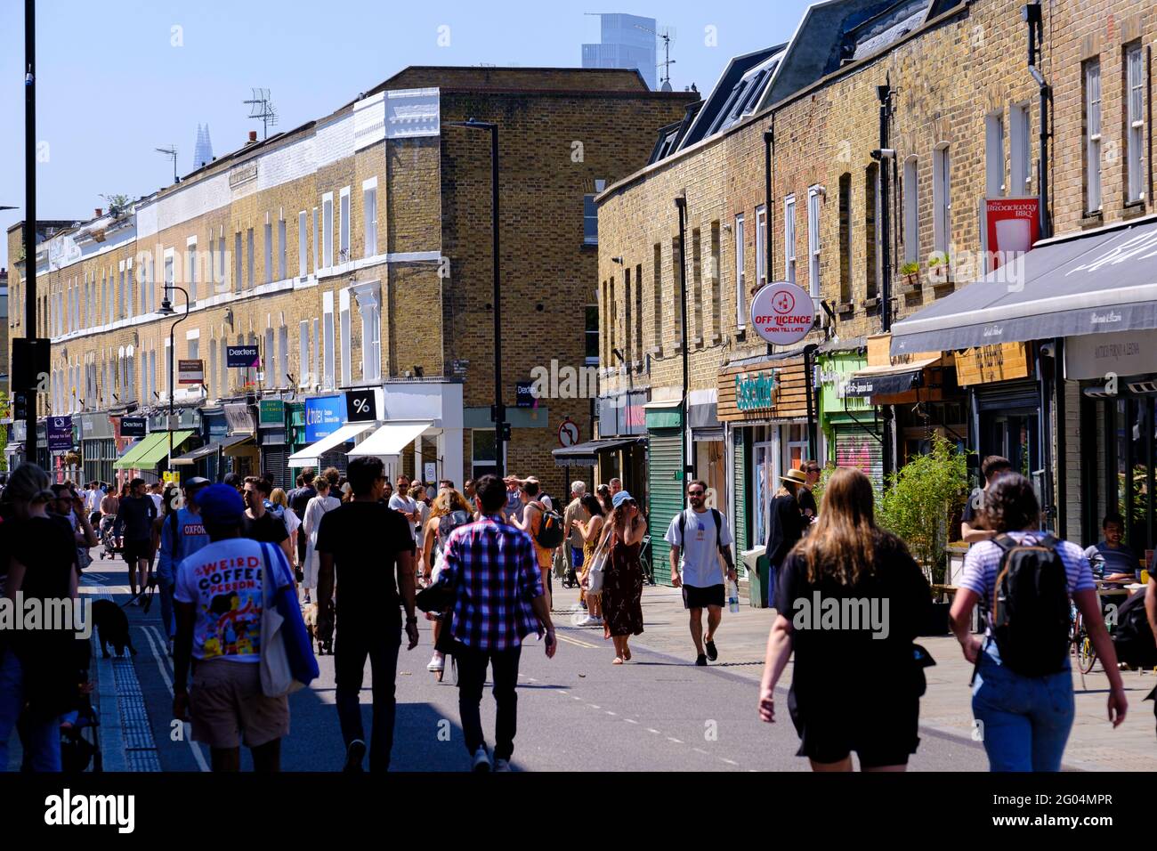 Les gens apprécient la chaude journée d'été après que les restrictions de verrouillage de covi-19 sont levées et l'économie s'ouvre, Broadway Market, Londres, Royaume-Uni Banque D'Images