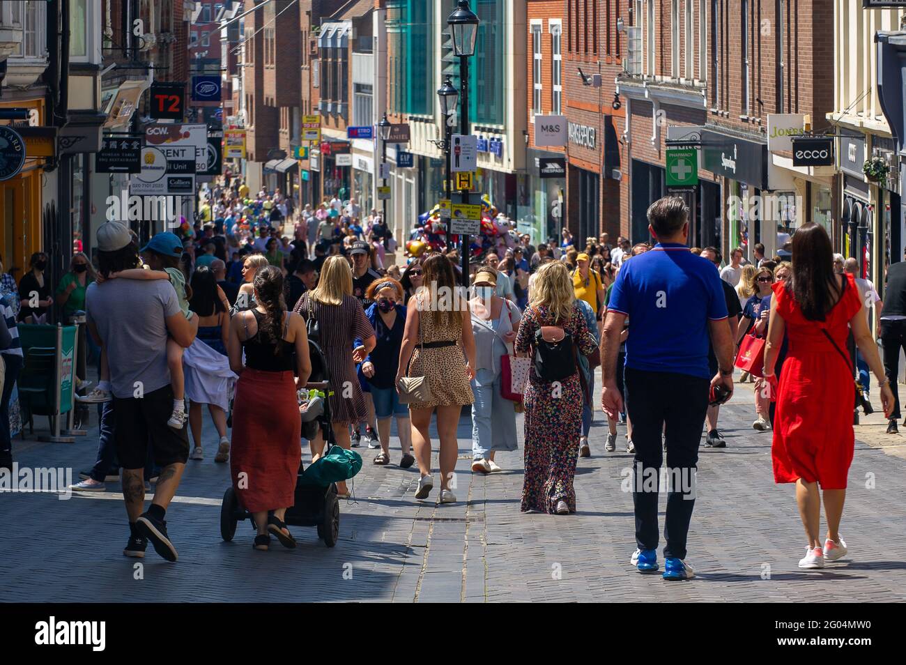 Windsor, Berkshire, Royaume-Uni. 31 mai 2021. Windsor a été bourré de gens du coin et de visiteurs aujourd'hui, alors que le soleil chaud a amené les gens dans la ville pour le Bank Holiday Monday. Suite à la plupart des restrictions de Covid-19, la ville était en plein essor aujourd'hui avec des gens qui mangeaient à l'extérieur, se rendant sur des excursions en rivière et appréciaient du temps avec leurs familles et leurs amis. Crédit : Maureen McLean/Alay Banque D'Images