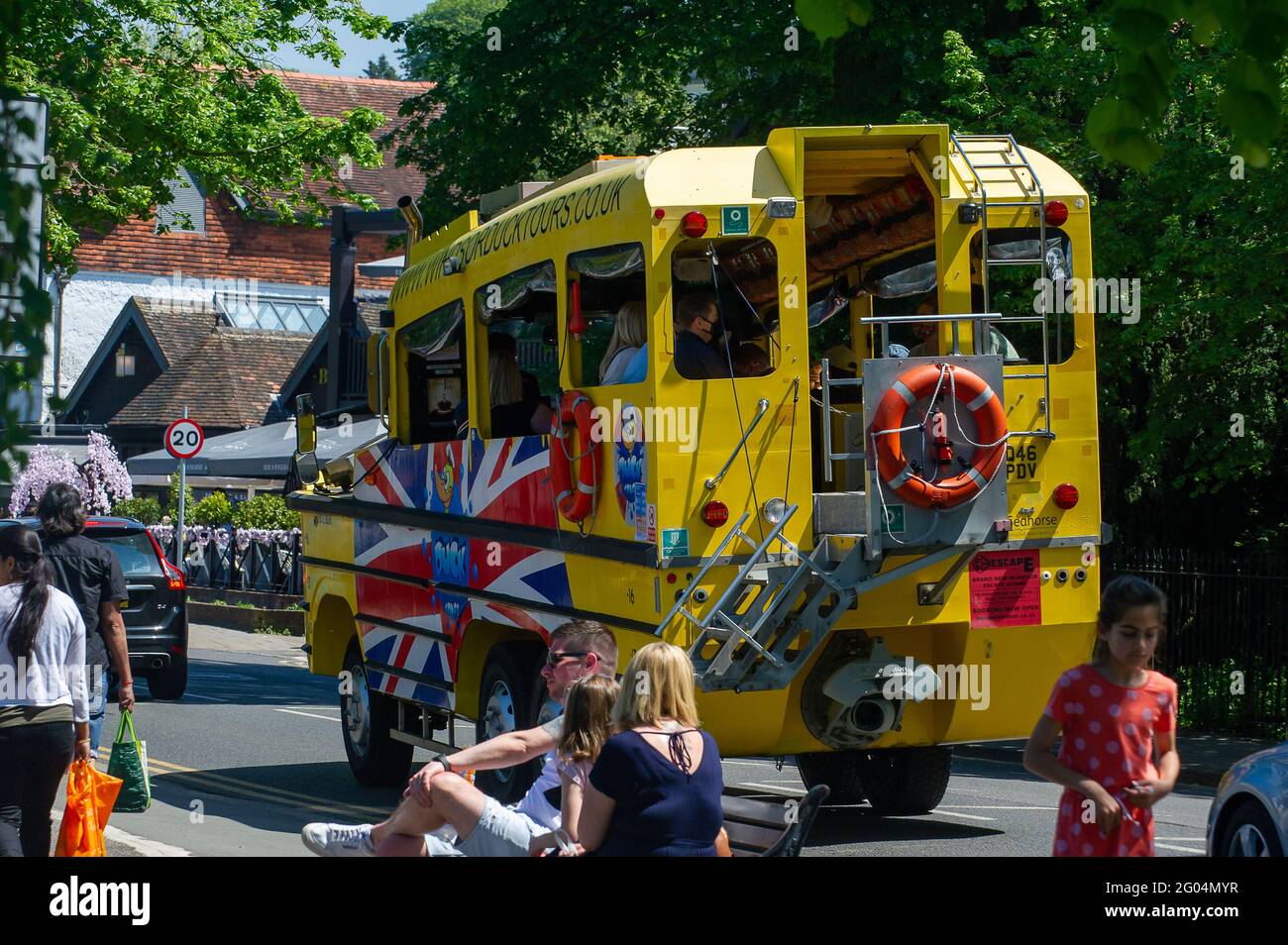 Windsor, Berkshire, Royaume-Uni. 31 mai 2021. Visites de Windsor Duck. Windsor a été bourré de gens du coin et de visiteurs aujourd'hui, alors que le soleil chaud a amené les gens dans la ville pour le Bank Holiday Monday. Suite à la plupart des restrictions de Covid-19, la ville était en plein essor aujourd'hui avec des gens qui mangeaient à l'extérieur, se rendant sur des excursions en rivière et appréciaient du temps avec leurs familles et leurs amis. Crédit : Maureen McLean/Alay Banque D'Images