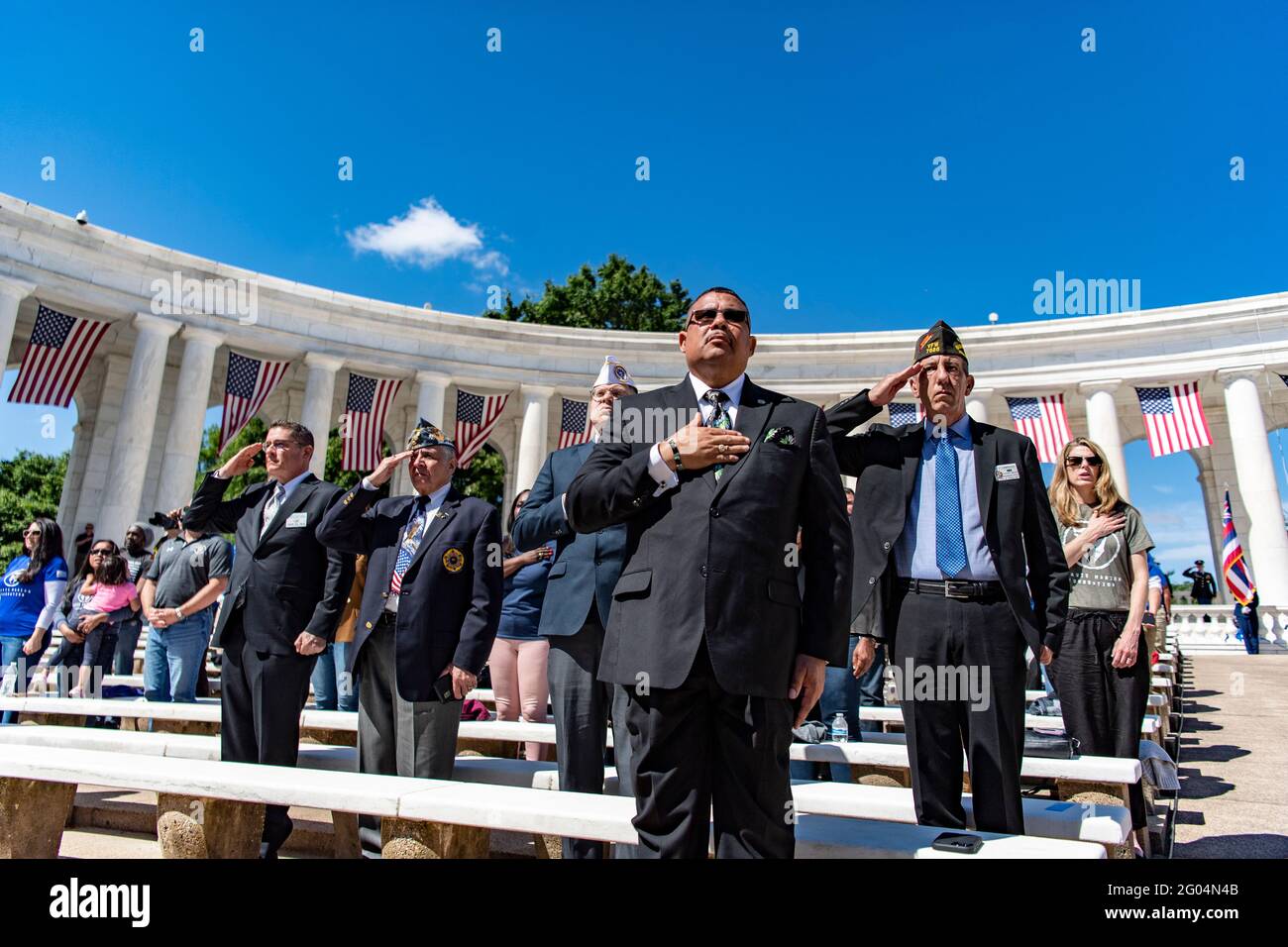 Arlington, États-Unis d'Amérique. 31 mai 2021. Les clients et les anciens combattants saluent lors de l'observation du jour du Mémorial national au cimetière national d'Arlington Memorial Amphitheater le 31 mai 2021 Arlington, Virginia. Credit: Planetpix/Alamy Live News Banque D'Images Arlington, États-Unis d'Amérique. 31 mai 2021. Les clients et les anciens combattants saluent lors de l'observation du jour du Mémorial national au cimetière national d'Arlington Memorial Amphitheater le 31 mai 2021 Arlington, Virginia. Credit: Planetpix/Alamy Live News Banque D'Images