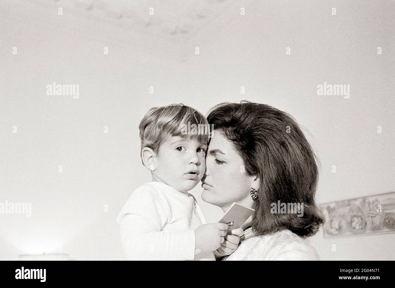 La première dame Jacqueline Kennedy siège avec son fils John F. Kennedy, Jr., à la garderie de John, à la suite d'une fête d'anniversaire conjointe pour lui et sa sœur, Caroline Kennedy. White House, Washington, D.C. Banque D'Images
