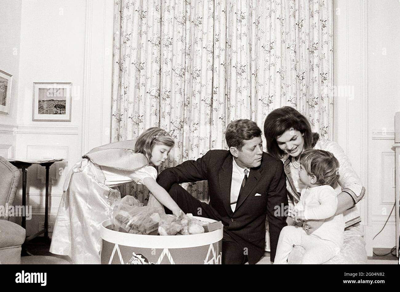 Le président John F. Kennedy et la première dame Jacqueline Kennedy visitent leurs enfants, Caroline Kennedy et John F. Kennedy, Jr., à la garderie de John, à la suite d’une fête d’anniversaire conjointe pour les enfants. White House, Washington, D.C. Banque D'Images